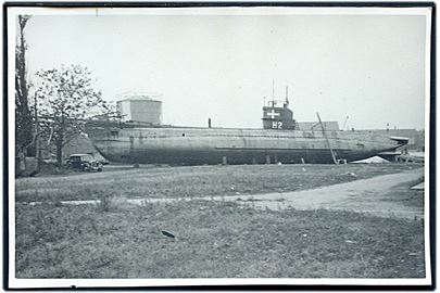 Undervandsbåden Havfruen (H2) i neutralitetsbemaling på land efter sænkningen d. 29.8.1943. Fotokort uden adresselinier.