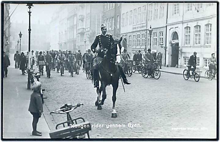Chr. X til hest fulgt af cyklister i København. Stenders no. 4086