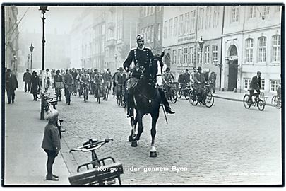 Chr. X til hest fulgt af cyklister i København. Stenders no. 4086