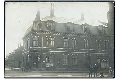 Søndergade med Alfred Hansen's købmandshandel. Ukendt by. Fotokort u/no. Kortet afkortet i venstre side.