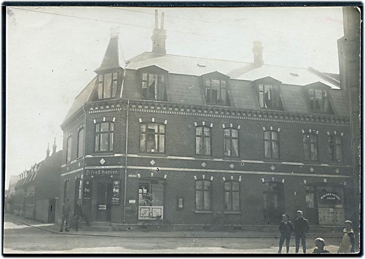 Søndergade med Alfred Hansen's købmandshandel. Ukendt by. Fotokort u/no. Kortet afkortet i venstre side.