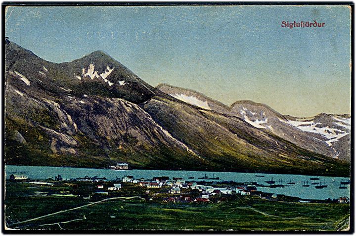 Siglufjördur. Udsigt med by og fjord. E. Jacobsen & B. Kristjansson u/no. 