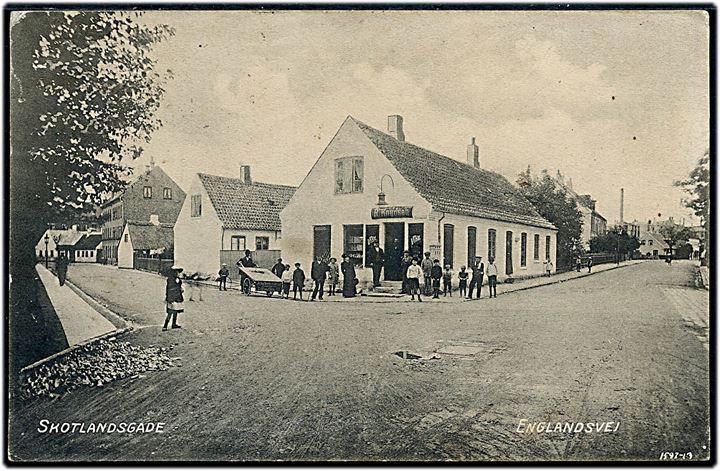 Købh., Skotlandsgade hj. af Englandsvej med P. Knudsen's købmandshandel. N.M. Mathiesen u/no.