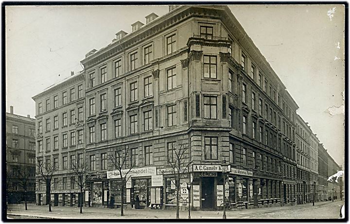 Østerbrogade 120 hj. Nøjsomhedsvej med A. C. Gamel's kolonialhandel. Fotokort u/no.