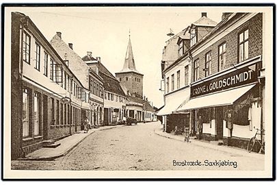 Sakskøbing, Brogade med Crome & Goldschmidts udsalg og kirke i baggrunden. Stenders no. 64648.