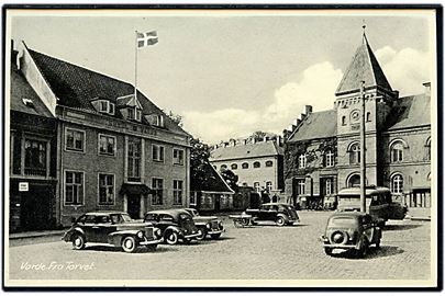 Varde, Torvet med automobiler og rutebil. Stenders Varde no. 76.