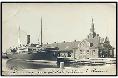 Rønne, Dampskibsbygningen med S/S Skandia. Fotokort u/no. Hj. knæk.
