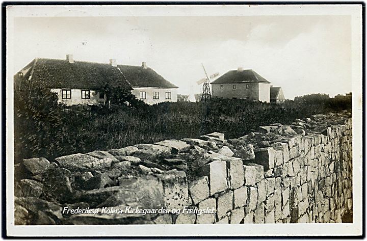 Frederiksø, Kolera Kirkegaard og Fængsel. Colberg no. 3341. Frankeret med 15 øre Karavel annulleret brotype IIc Christiansø d. 21.4.1943 og sidestemplet Svaneke d. 22.4.1943 til Hasle.