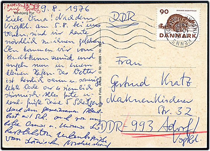 90 øre Dyrenes Beskyttelse på brevkort (Bovbjerg Fyr) annulleret med OMVENDT parentes maskinstempel Henne (Henne Strand) d. 10.8.1976 til Adorf, Østtyskland.  