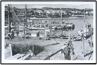 Tejn, havneparti med fiskefartøjer bl.a. RØ 66. Colberg no. 634.