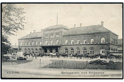 Kolding, banegaarden og Bergstatue. J. Mortensen u/no.