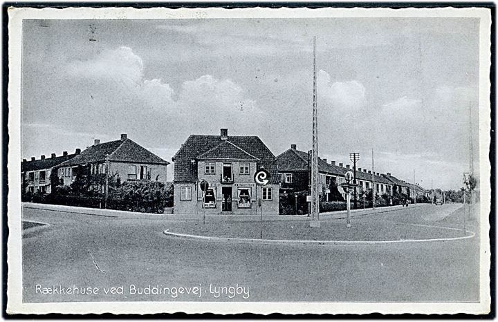 Lyngby, Buddingevej med rækkehuse og rundkørsel. Stenders no. 72032.