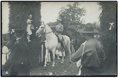 Genforening 1920. Chr. X til hest og pigen Johanne ved Frederikshøj. Fotokort u/no. Hj. skade.