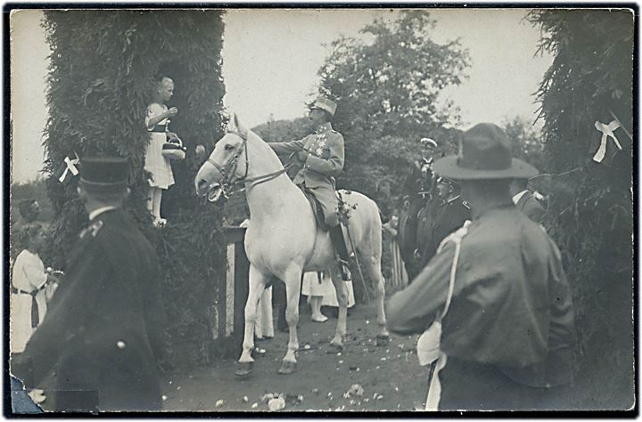 Genforening 1920. Chr. X til hest og pigen Johanne ved Frederikshøj. Fotokort u/no. Hj. skade.