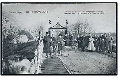 Genforening. Stemmeberettigede fra Kongeriget passerer Grænsen ved Gjelsbro d. 9.2.1920. W. Schützsack no. 43500.