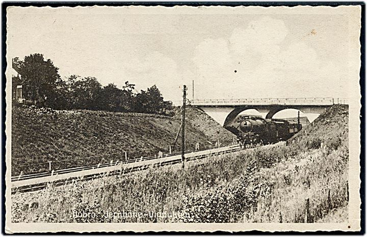 Hobro, jernbane-viadukt med passerende damplokomotiv. Stenders Hobro no. 40. Anvendt i 1951.