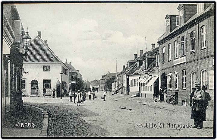 Viborg, Lille St. Hansgade med Højskolehjemmet og militær vagtbygning. Stenders no. 2604.
