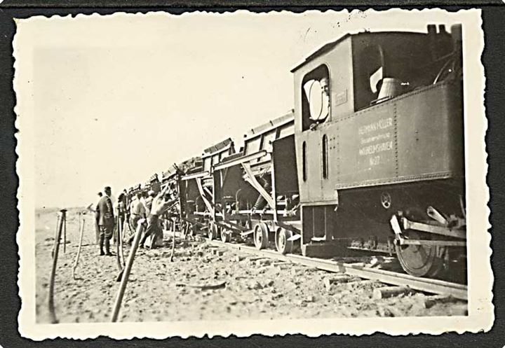 3 fotos af lokomotiver. U/no. Kortet har været opklæbet. 9x6 cm.