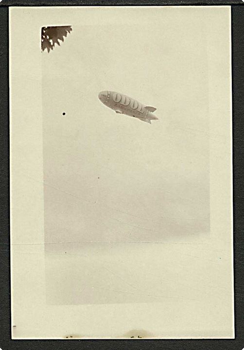 Tysk zeppeliner med reklame for Odol i Hamburg, Tyskland. Foto u/no. 6x9 cm.