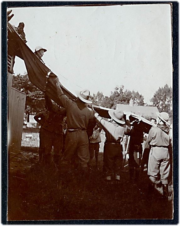 Spejdere rejser telt. Iflg. notat på bagsiden: 1912 (?) bag Artillerikasernen. Foto 8x10½ cm,