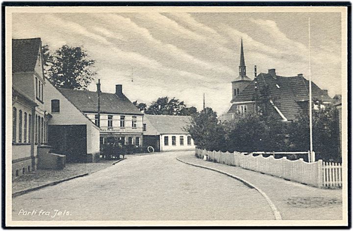 Jels, gadeparti med kirke i baggrunden. P. Andersen no. 10019.