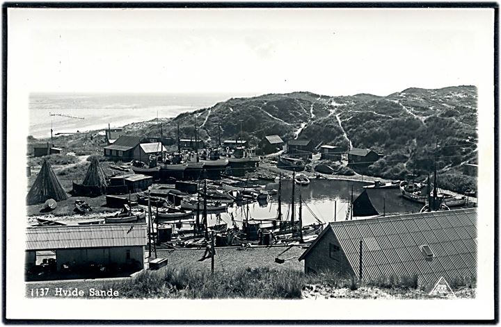 Hvide Sande, havn med fiskefartøjer. Pors no. 1137.