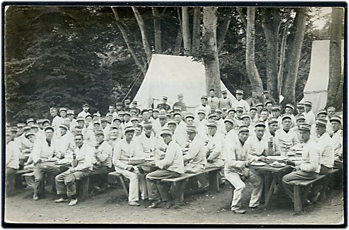 Soldater i lejr ved Frederiksværk. Fotokort u/no.