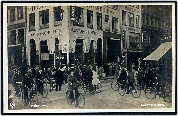 Købh., cyklister ved Rauch's Hjørne. K.W. no. 32.