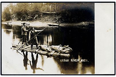USA, Cedar River, Mich. Jæger med fangst på tømmerflåde. Fotokort u/no.