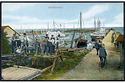 Snekkersten, havn med fiskefartøjer og optrækning af skib på bedding. A. Vincent no. 526.