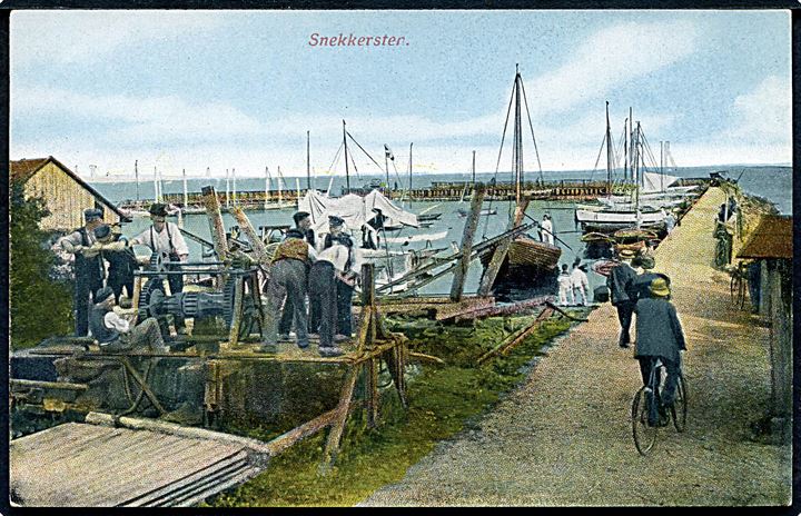 Snekkersten, havn med fiskefartøjer og optrækning af skib på bedding. A. Vincent no. 526.