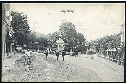 Klampenborg, aviskiosk og hotel i baggrunden. B. M. & Co. no. 561.