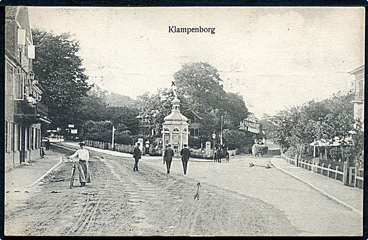 Klampenborg, aviskiosk og hotel i baggrunden. B. M. & Co. no. 561.