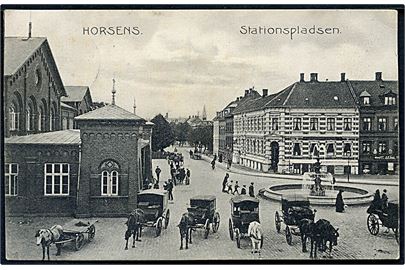Horsens, Stationspladsen med hestedrosker. Stenders no. 7823.