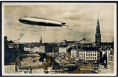 Luftskibet “Graf Zeppelin” LZ127 over København. O. Lütken no. 119. Plettet.