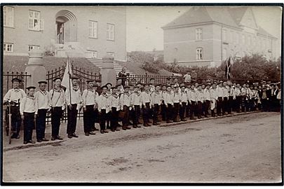 Næstved. Garnisons Sygehuset på Farimagsvej 26, F.D.F. (Frivilligt Drenge Forbund) opstillet til parade. Fotokort u/no.