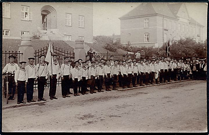 Næstved. Garnisons Sygehuset på Farimagsvej 26, F.D.F. (Frivilligt Drenge Forbund) opstillet til parade. Fotokort u/no.