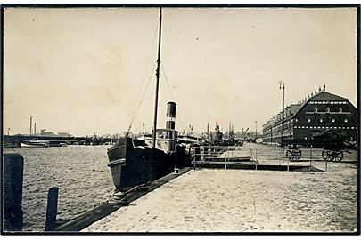 Esbjerg, havnen med dampskibe. Fotokort u/no.