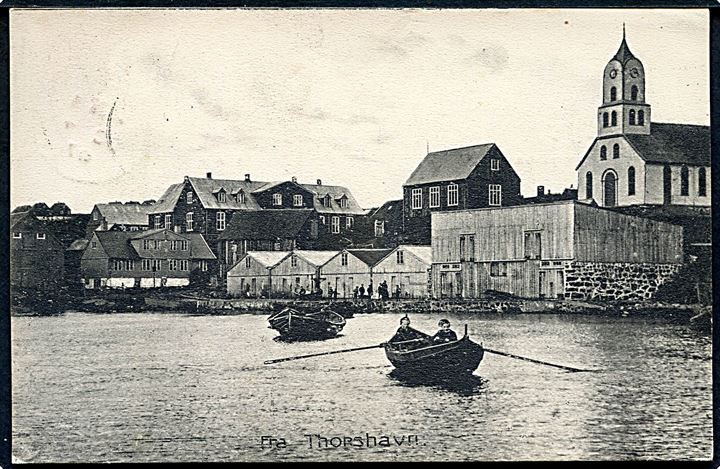 Thorshavn, havneparti med robåde. Z. Heinesen no. 3249. Dateret d. 30.9.1907 og frankeret med britisk 1d Edward VII stemplet Leith d. 4.10.1907 til København. Ank.stemplet d. 7.10.1907.