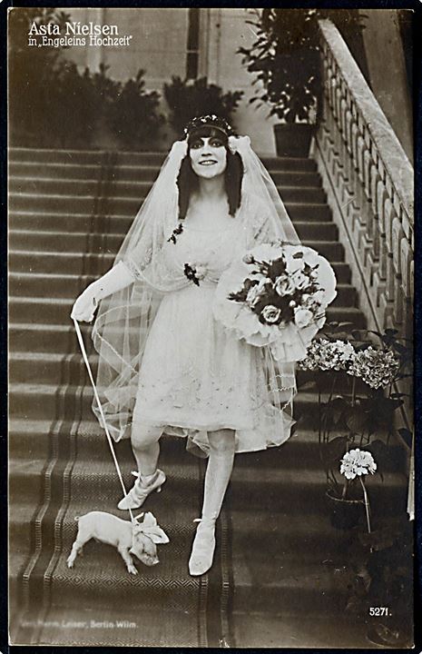 Asta Nielsen. Engeleins Hochzeit = Den lille engels bryllup. Fotokort no. 5271.