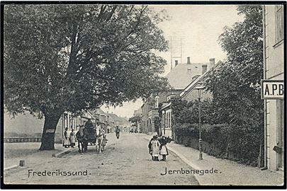 Frederikssund. Jernbanegade med hestevogn. Stenders no. 6396.