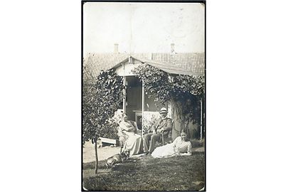 Bornholm. Julehilsen fra Familien Larsen uden for deres hus. Fotokort dateret i Hasle og sendt med 5 øre Chr. X, samt jul 1916, annulleret med Hasle Bro III d. 22.12.1916.
