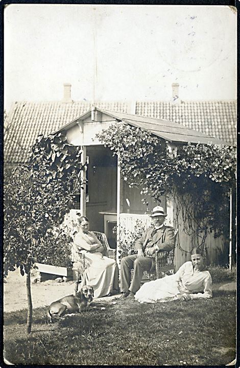 Bornholm. Julehilsen fra Familien Larsen uden for deres hus. Fotokort dateret i Hasle og sendt med 5 øre Chr. X, samt jul 1916, annulleret med Hasle Bro III d. 22.12.1916.