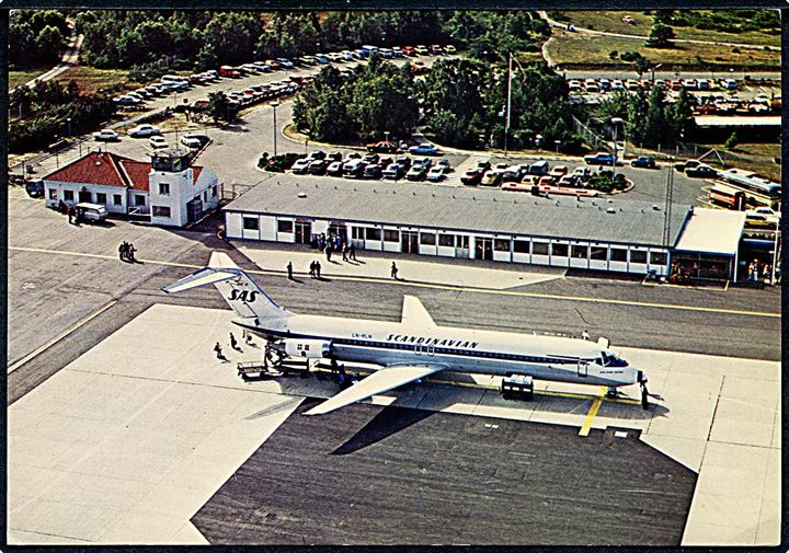 Rønne lufthavn med SAS DC-9. Max René u/no.