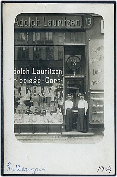 Gothersgade 22 med Adolph Lauritzen’s Tricotage og Garn. Fotokort u/no. Kvalitet 7