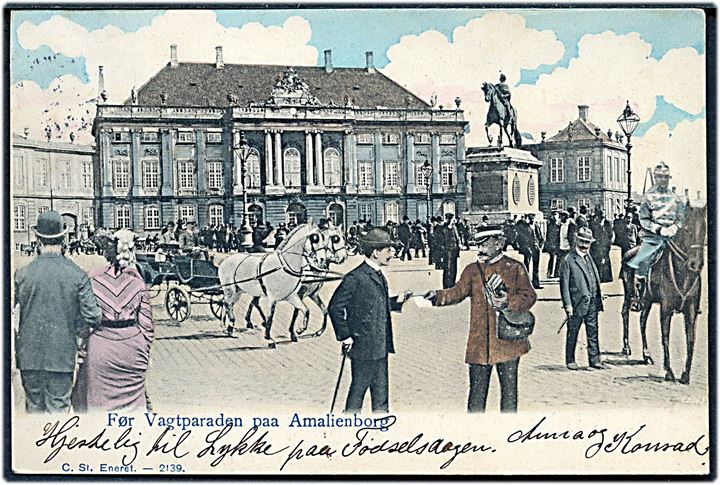 Amalienborg før vagtparaden med bl.a. postbud. Stenders no. 2139. Kvalitet 8