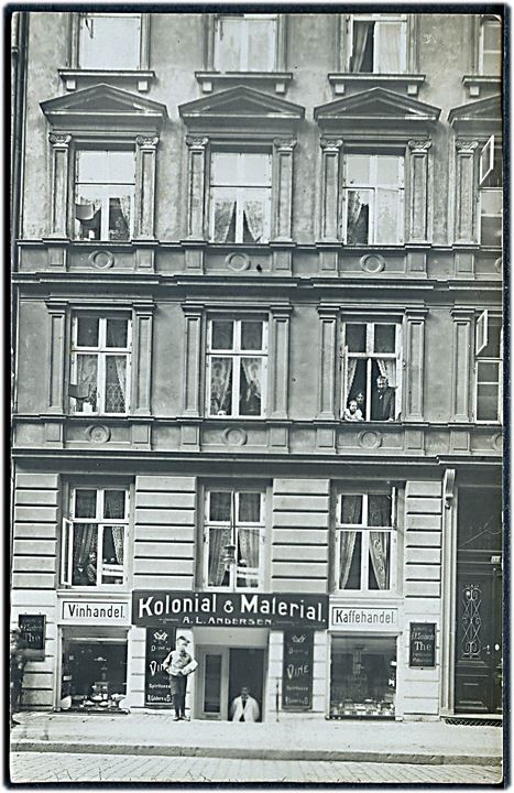 Linnésgade 35 med A. L. Andersens Kolonial & Material handel. Fotokort u/no. Kvalitet 8