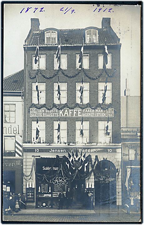 Kultorvet 10 “Sukkerhuset” v. Jensen & Bagger flag-smykket ved 40 års jubilæum 21.9.1912. Fotokort u/no. Kvalitet 7