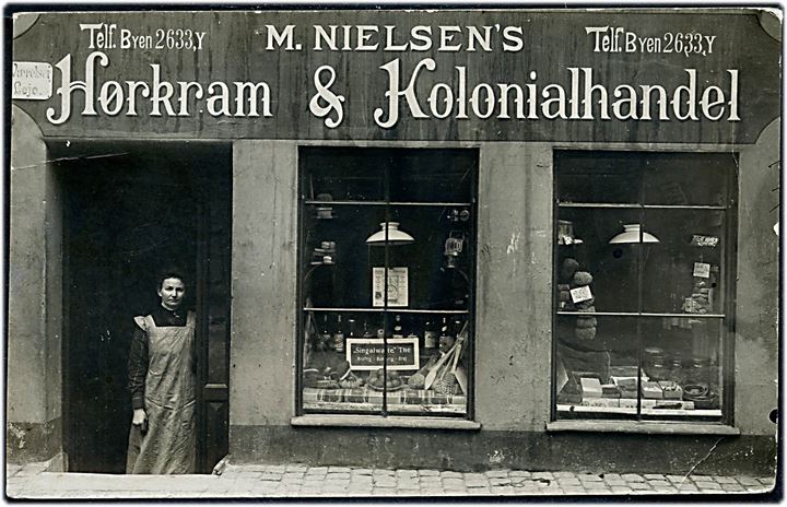 Wildersgade 18 med M. Nielsen’s Hørkram & Kolonialhandel. Fotokort u/no. Kvalitet 7