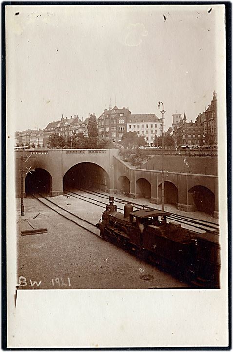 Damptog i viadukt nær Jamers Plads. Fotokort mærket BW 1921. Kvalitet 7
